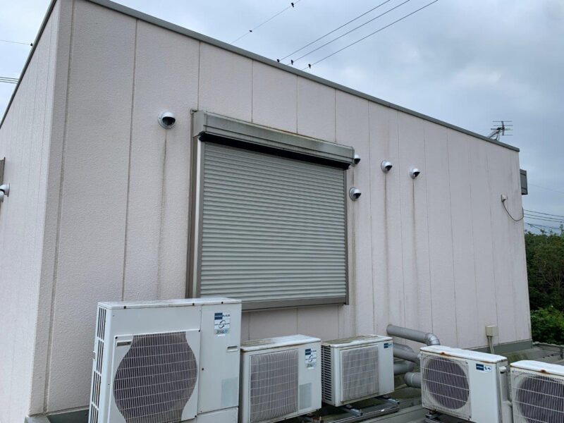 換気扇のところに雨だれ汚れが目立ちます。