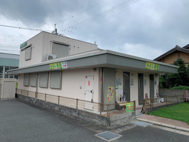 施工前のお写真です。ブロック塀の黒ずみ汚れがみられます。全体的に建物が色褪せた印象をいけます。