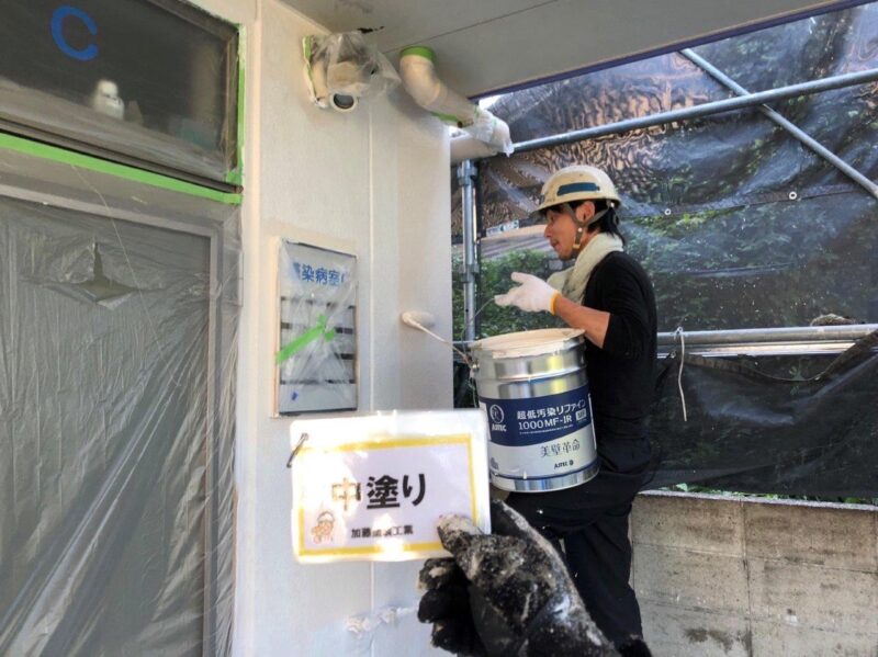 中塗り状況です。　超低汚染リファインMFで施工します。<br />