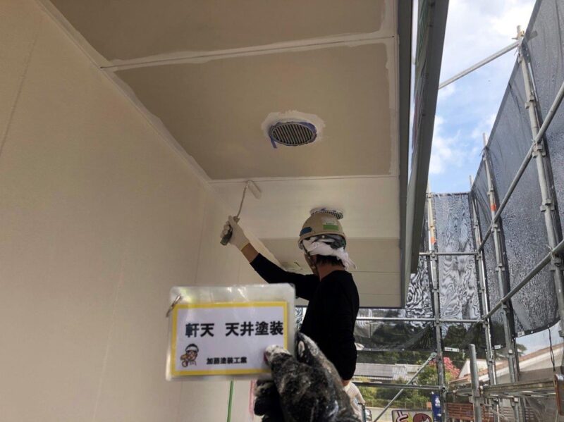 天井塗装をしました。お客様の出入りがある箇所は土日を見計らっておこないました。
