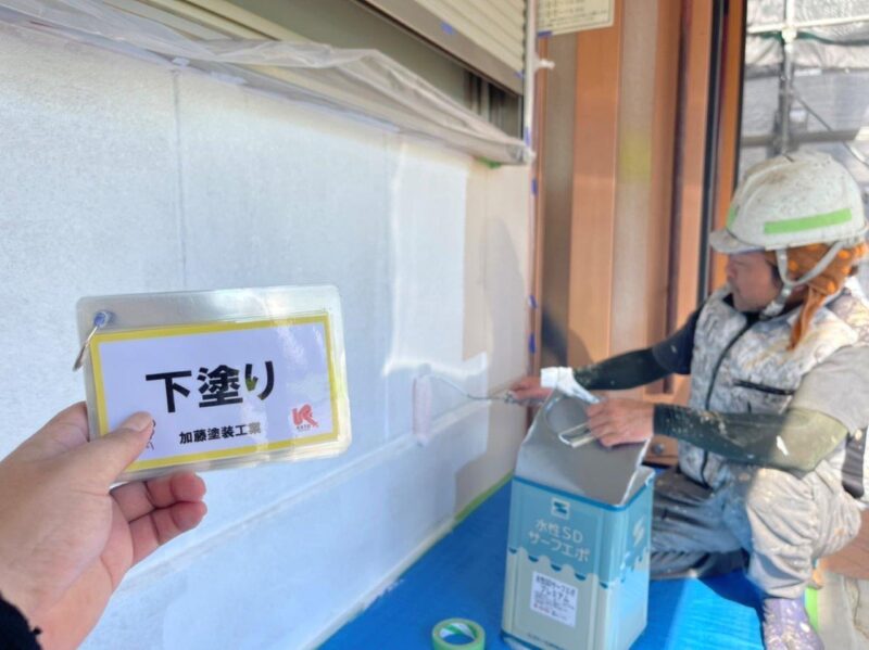 外壁下塗り状況です。下塗り材も品質のいいもので施工します。防カビ性能やかぶり性能のいいものを使用します。
