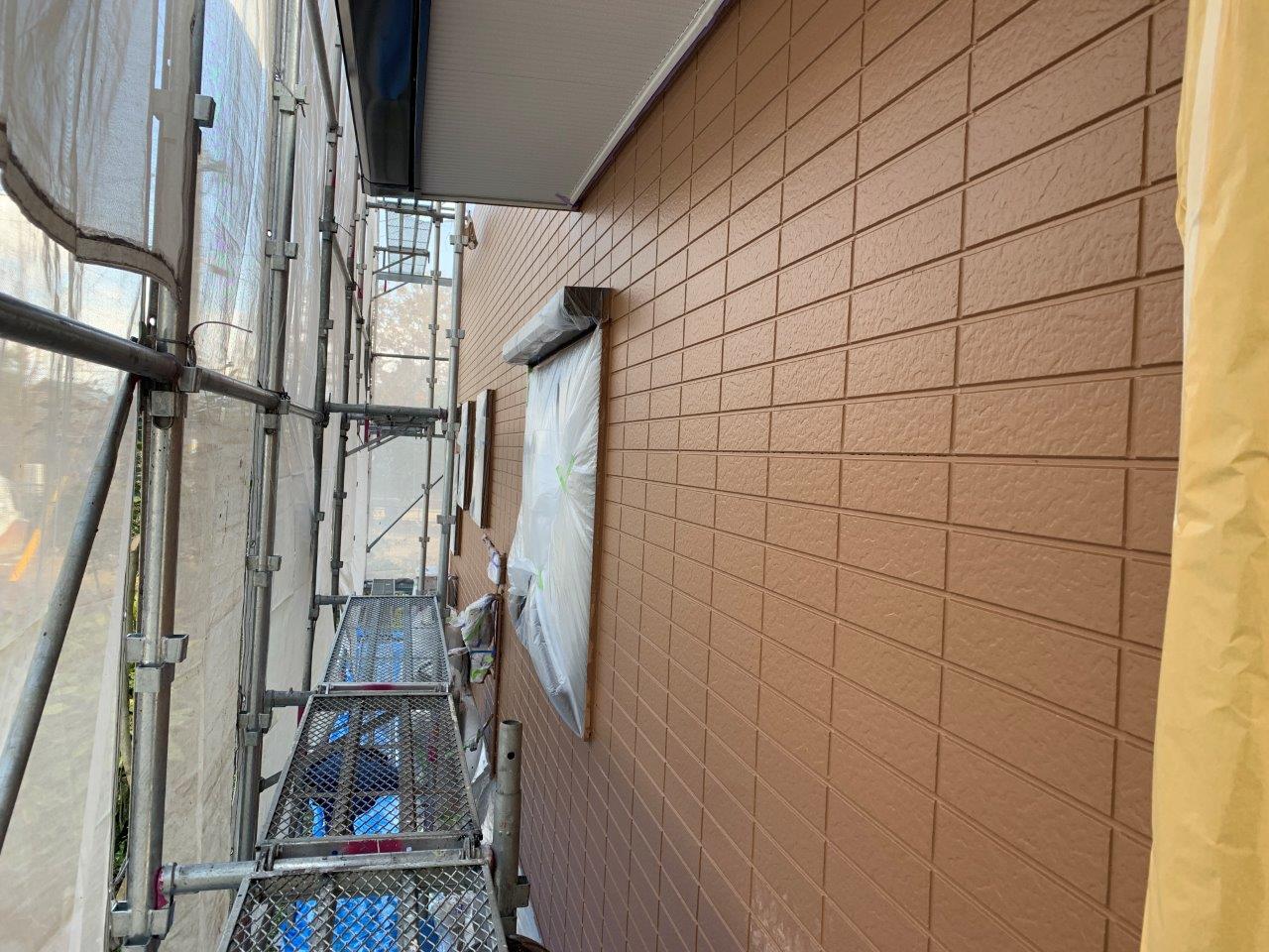 熊本市北区外壁塗装工事　屋根下塗り2回目とWB工法のB色特許ローラーで模様づけしました。