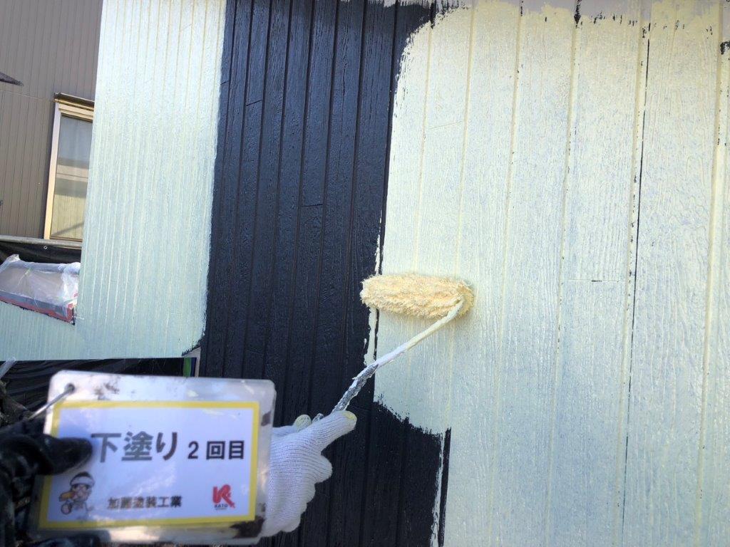 熊本市北区外壁塗装工事　下塗り2回目、中塗り、鉄部サビ止め塗装をしました。