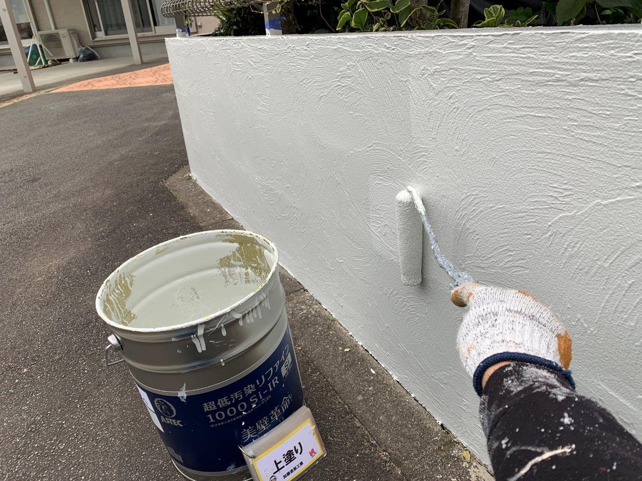 熊本外壁塗装　超低汚染塗料で塀をローラーで塗装しました。