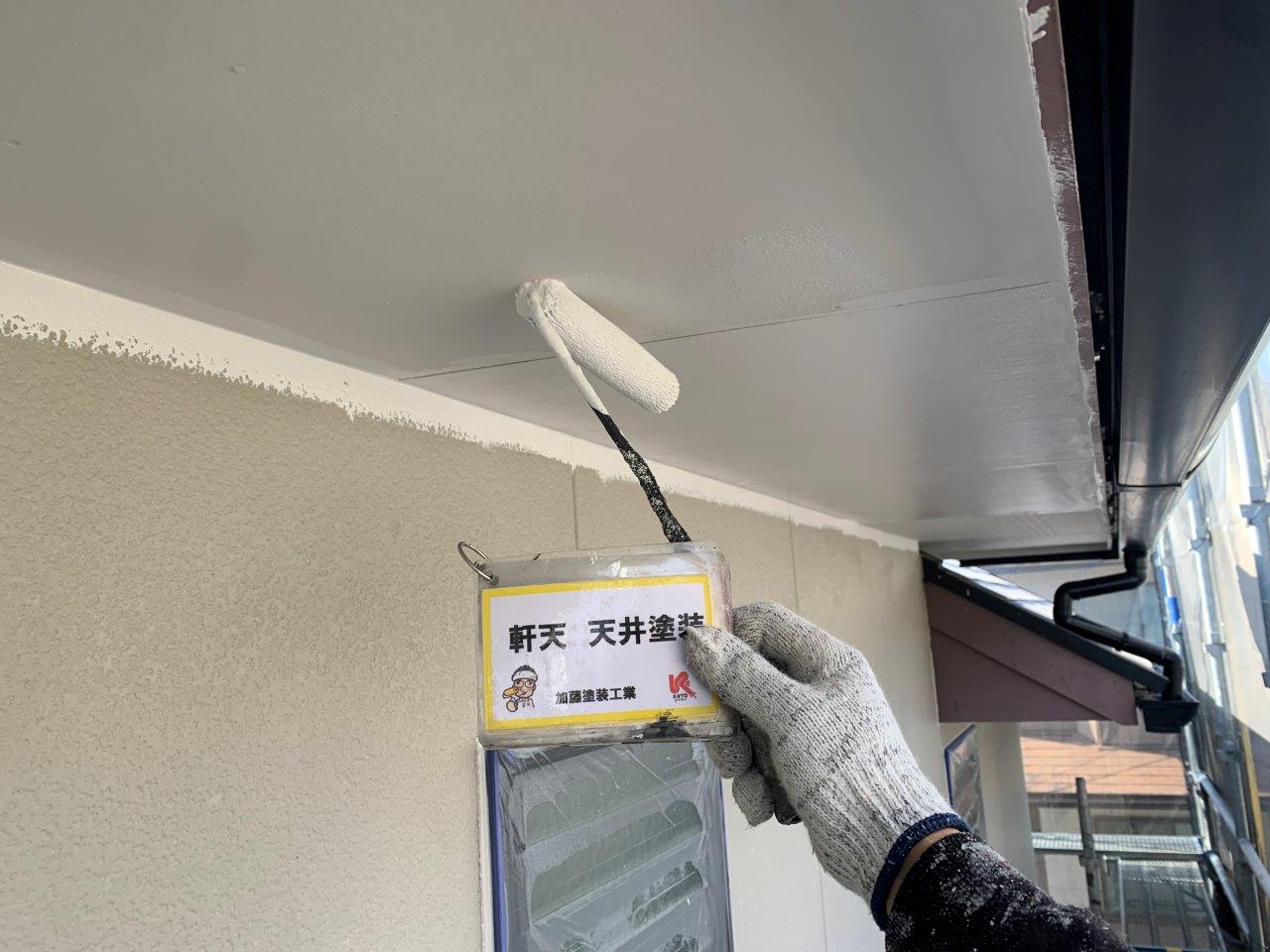 熊本市北区鶴羽田M様邸　外壁塗装工事　ケレンをして鉄部塗装、軒天塗装をしました。