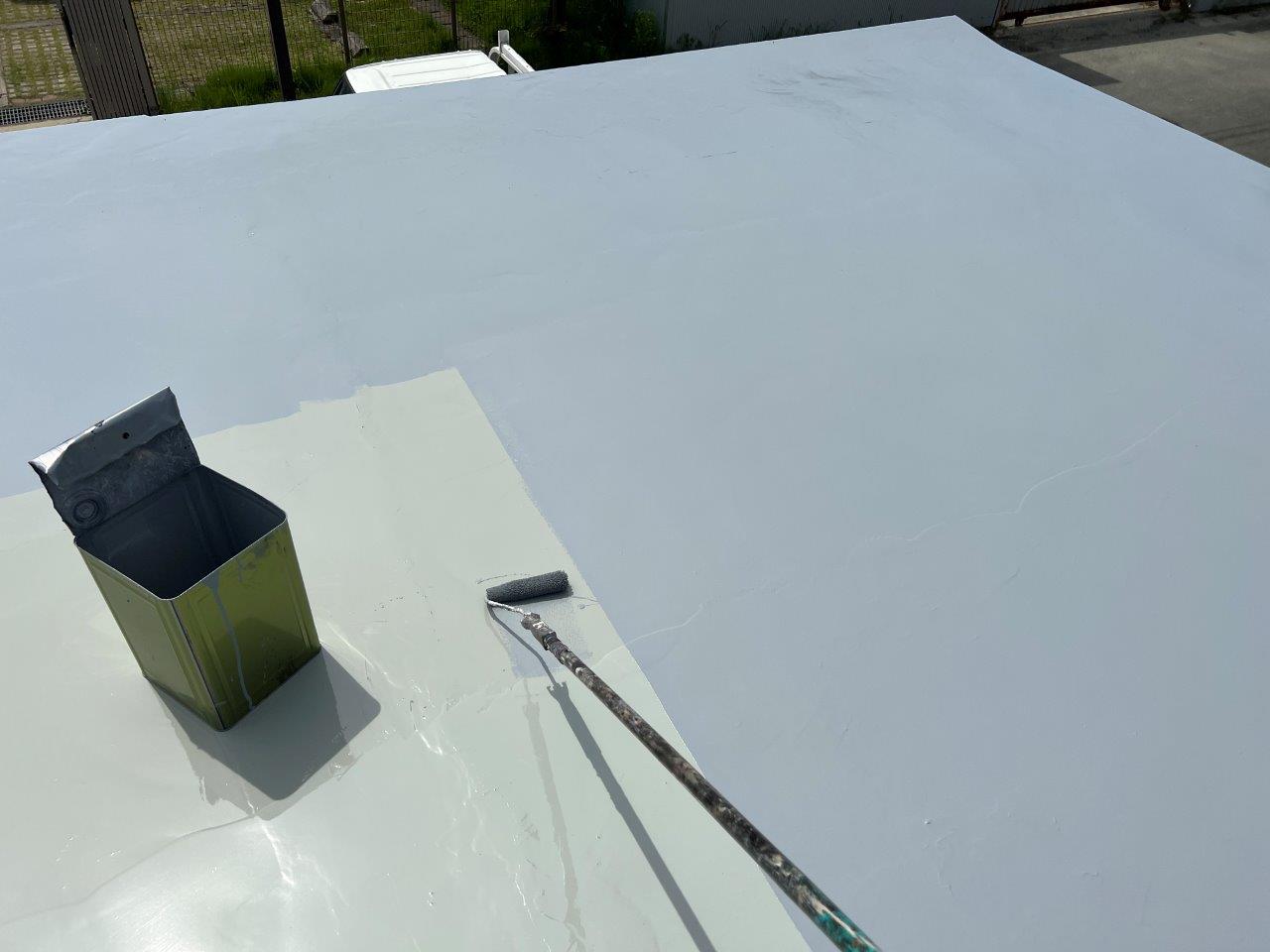 山鹿市H様邸　防水塗装工事　トップコートを塗って太陽光から防水層を守ります。