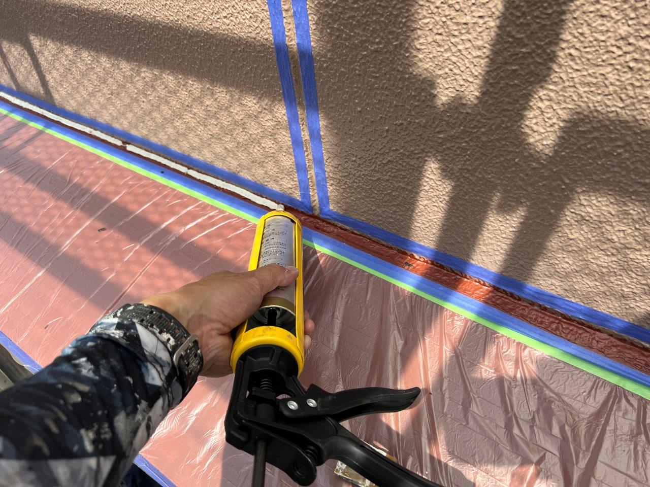 熊本市北区龍田F様邸　外壁塗装　下地調整をして雨水の入水を止水します。