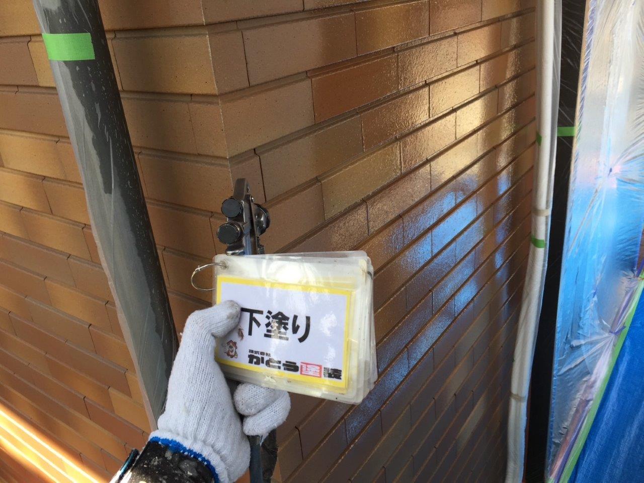 菊池市A様邸　外壁塗装　下塗りを吹き付けてました。