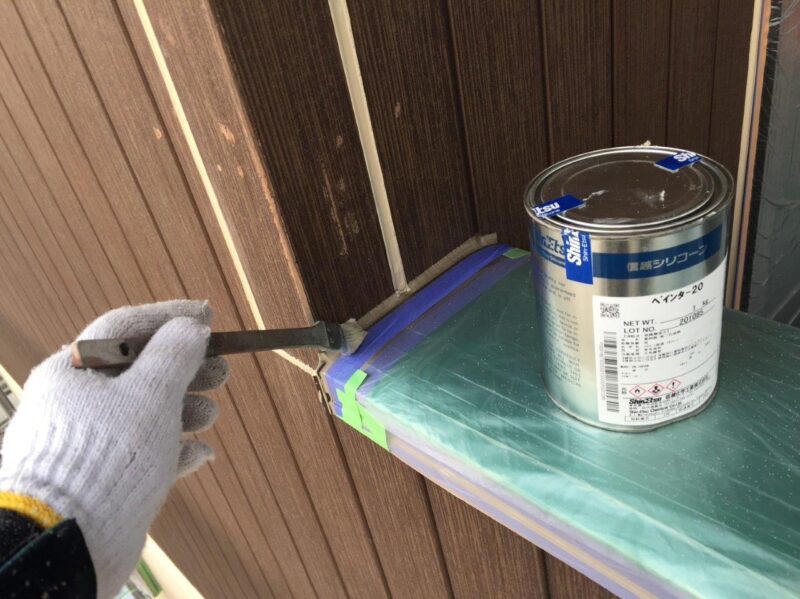 シリコーンのコーキングがうってある箇所は一つ一つ専用のプライマーを塗布します。