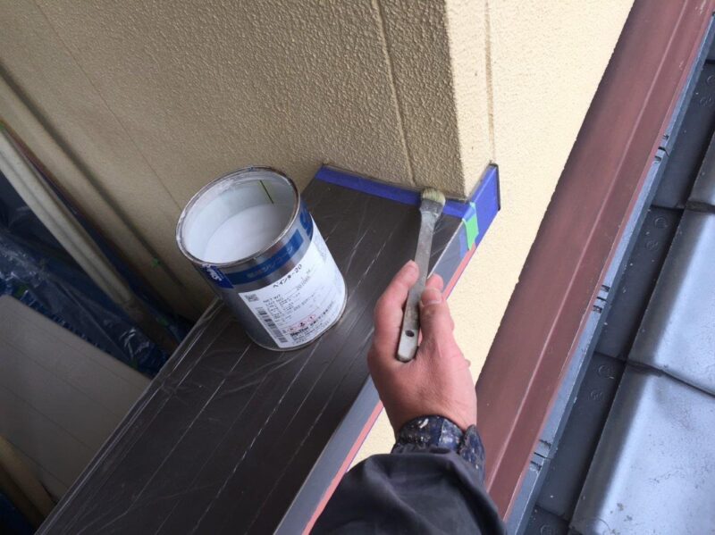 シリコーンのコーキングがうってある箇所には専用のプライマーを塗布します。