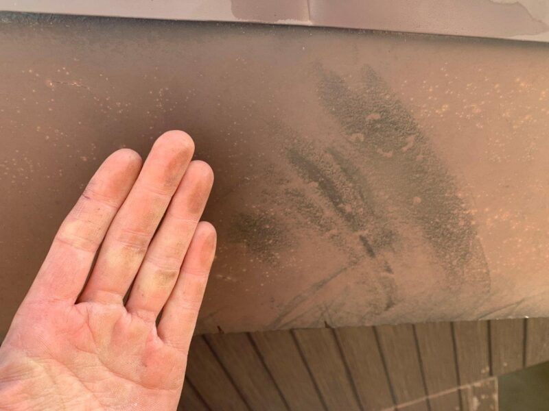 破風板は手で触るとこのように粉が付着しました。防水機能が切れていました。
