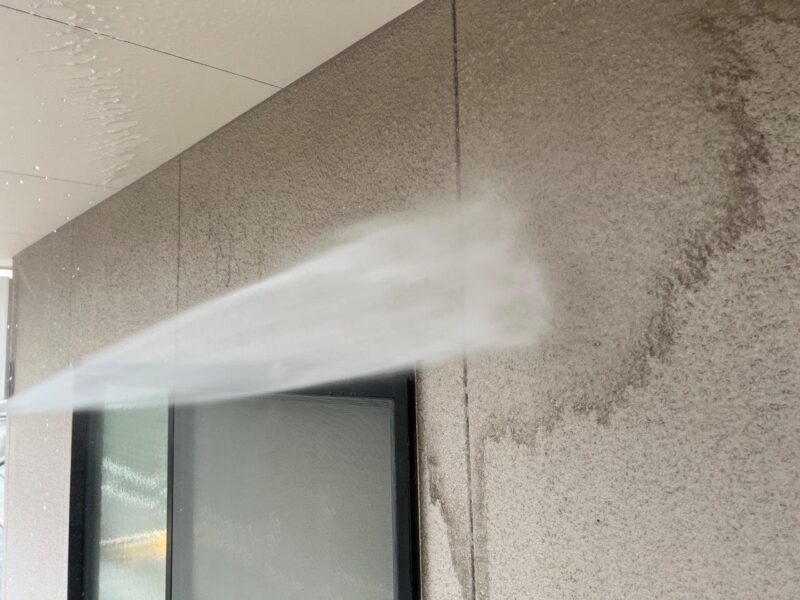 外壁の高圧洗浄状況です。壁面はリシンなので砂ぼこりが溜まりやすい形状です。きれいにします。