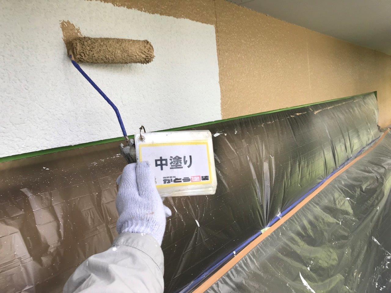 熊本市北区楠Ⅿ様邸外壁塗装フッ素４Fで外壁の中塗りをしました。