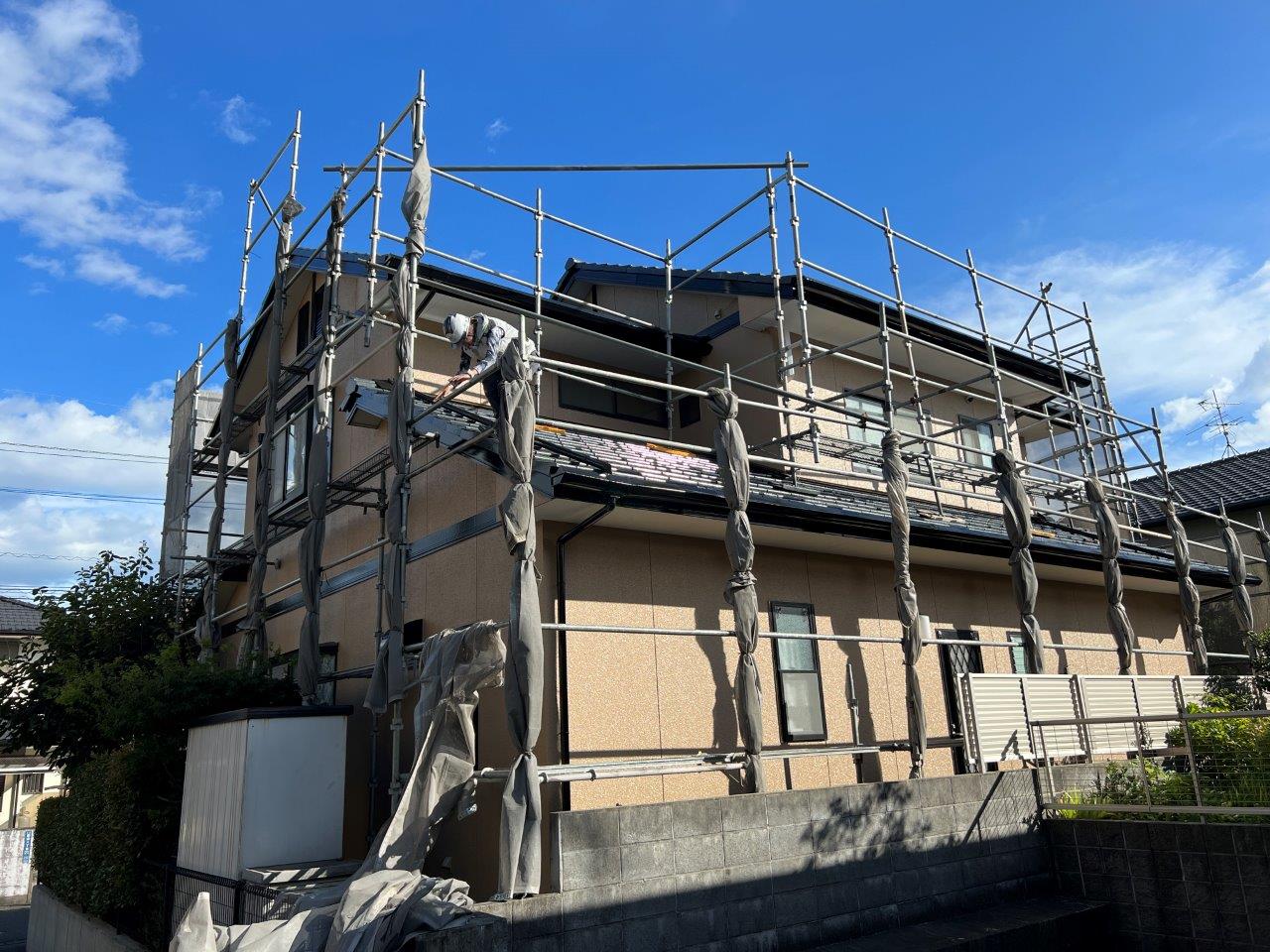 熊本市北区龍田T様邸外壁塗装，付帯部塗装　台風が九州に接近しているのでメッシュシートを絞りました。