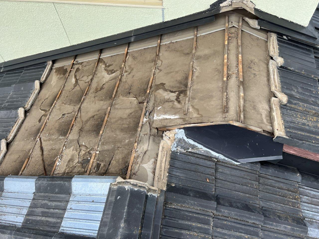 熊本市北区楠雨漏り工事　セメント瓦をはがして防水シートを貼りました。