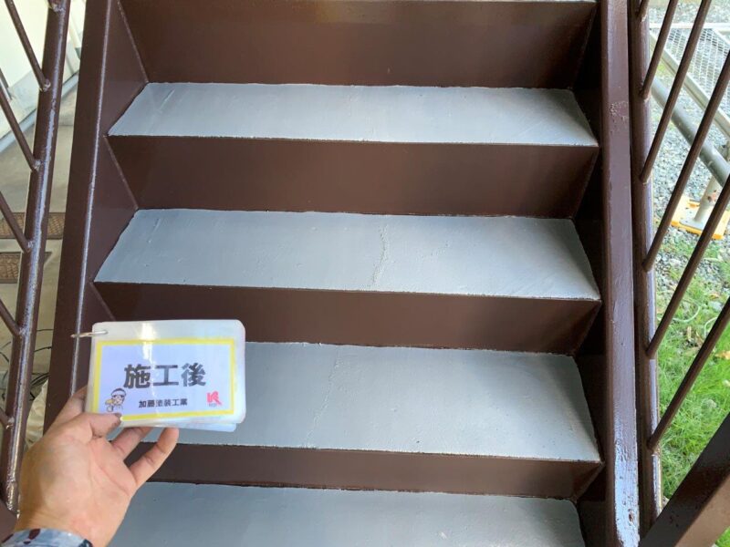 階段部分の防水塗装は滑り止め効果のある塗料を使用しています。