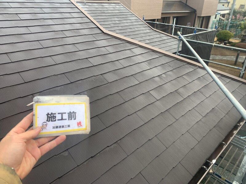 屋根は今回が初めての塗装ですので、下塗りを2回塗装して下地の吸い込みを止めてから色を2回塗ります。