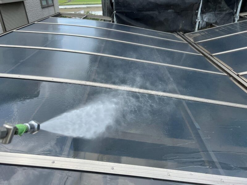 駐車場の屋根も高圧洗浄しました。