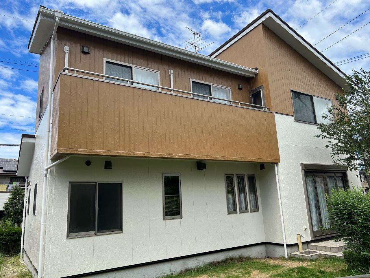 菊池郡菊陽町Y様邸カバー工法　外壁は無機系の塗料で施行して屋根は石付板金のセネターをとりつけました。