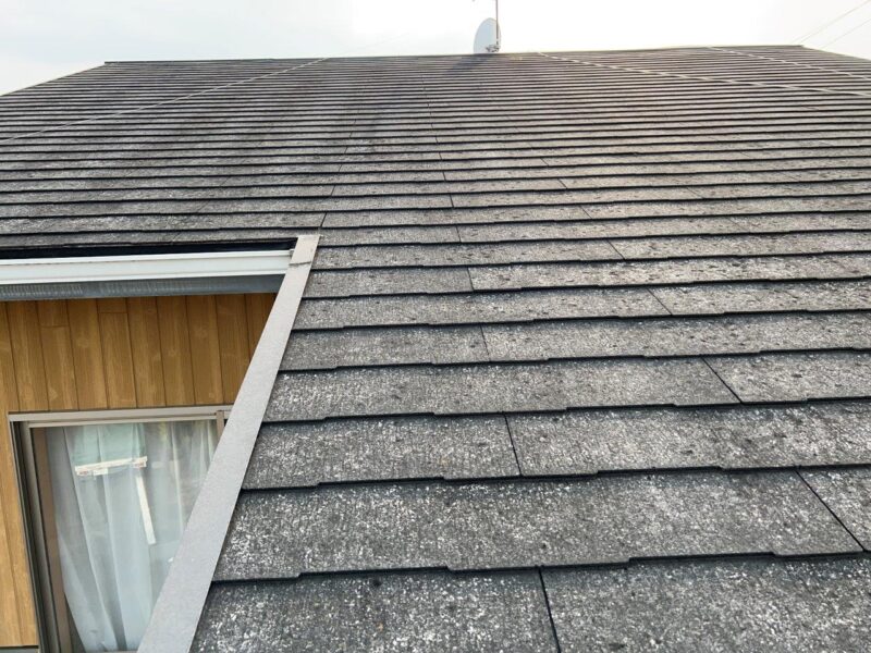 大屋根の施工前のお写真です。コロニアルネオという屋根材で塗装は推奨できません。脆弱なためランニングコストを考えるカバー工法がおすすめです。