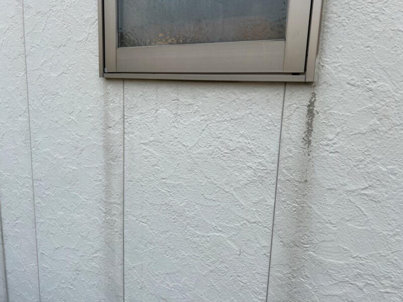 窓のサッシには黒い筋の汚れがついています。