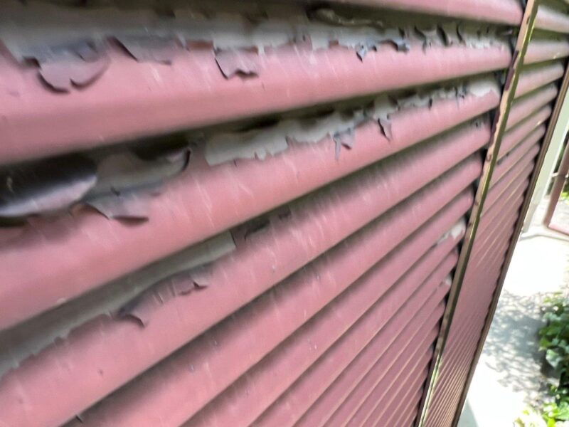施工前の雨戸のお写真です。前回の塗装がケレン不足や下塗りにサビ止めを塗装していないとこのように剝離します。