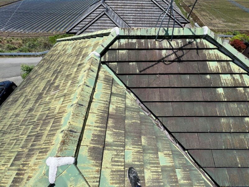 屋根の別アングルからのお写真です。色褪せや汚れが目立ちます。