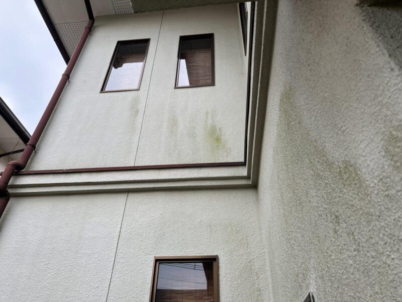 外壁の別アングルからのお写真です。全体的に色褪せた印象です。