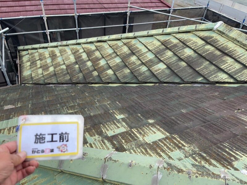 施工前の屋根のお写真です。築29年で築3年の時に30年持つ塗料がありますと飛び込み営業がきてその会社にお願いされたみたいですが、それから26年経っています。その当時ならウレタンが主流でした7年くらいしか持たないのにちょっとこれはないですね。