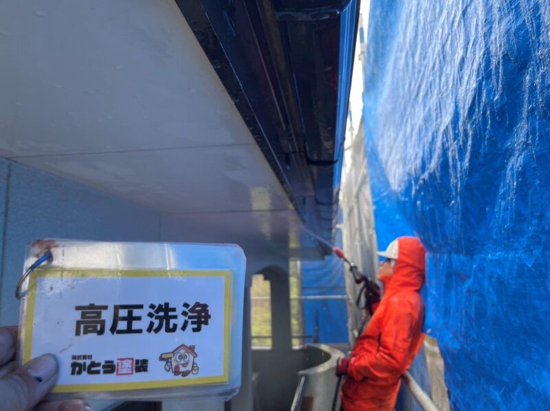 ブルーシートで近隣へ汚れた水が飛び散らないように保護します。