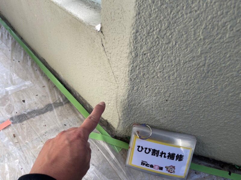 下塗りの前にクラック処理を行っています。