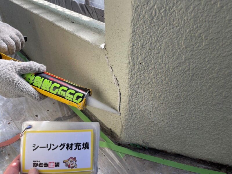 クラック用装填材を一本一本のヒビへ刷り込んでキチンと埋めてから塗装となります。