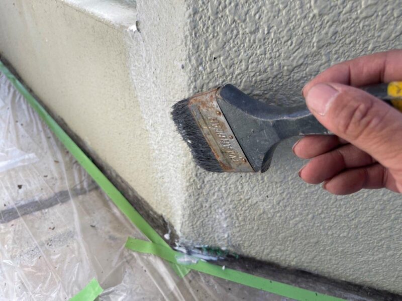 はけびきをしてひび割れ箇所にいれます。