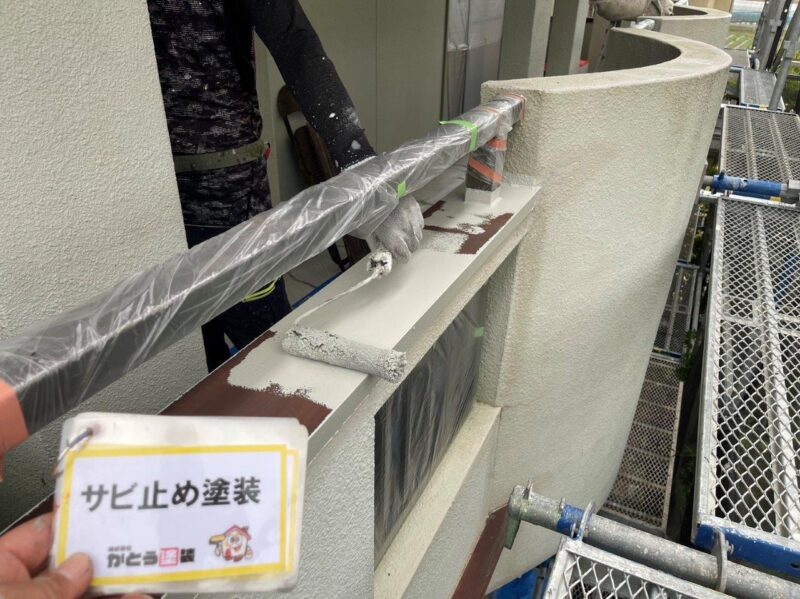 笠木、水切りなどの鉄部はあらかじめ錆止めを塗布します。