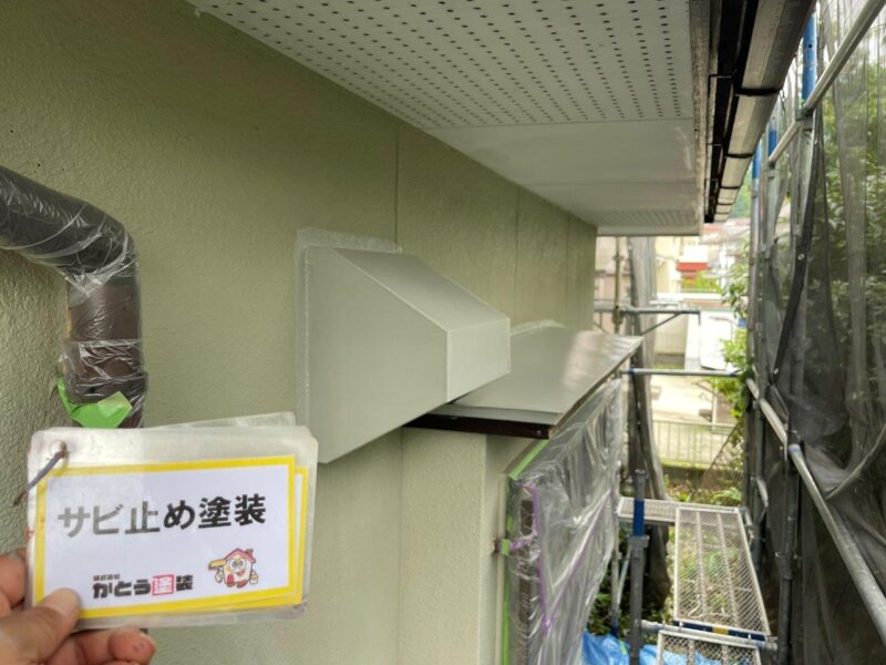 フードや出窓天端の錆止め塗装の様子です。