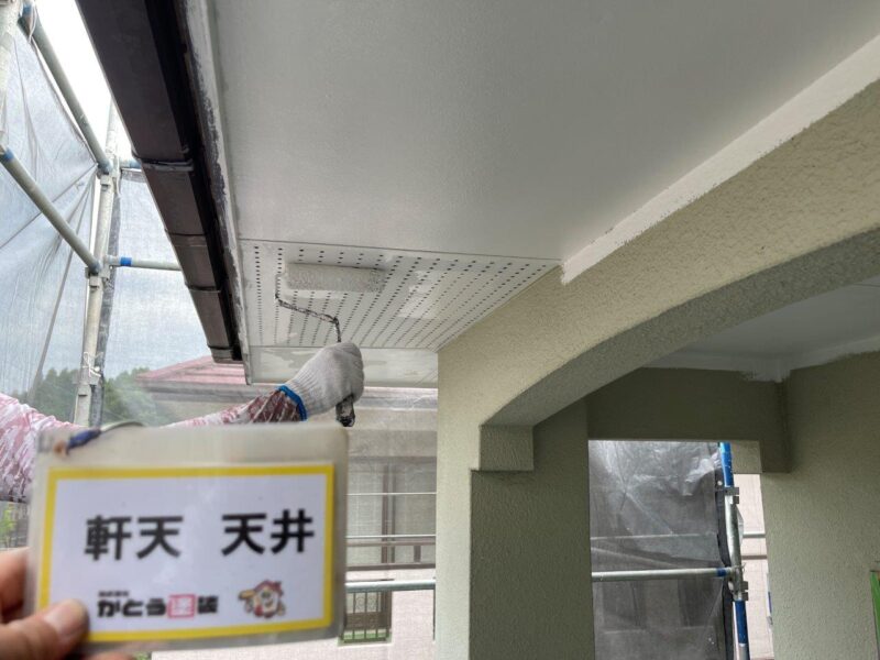 軒天上塗りの様子です。