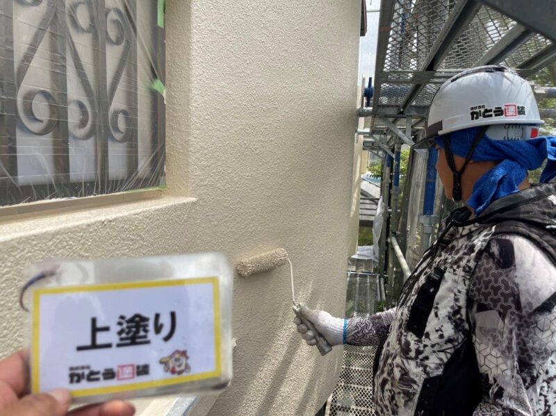 外壁の上塗りの様子です。