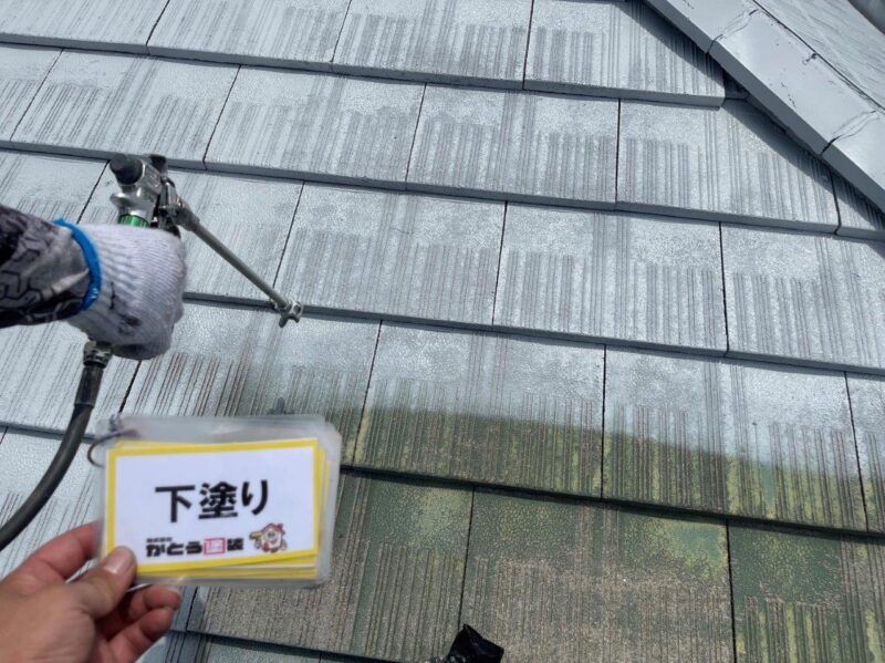 屋根瓦の下塗りの様子です。