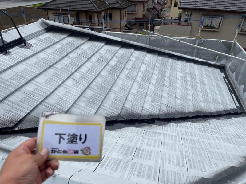 屋根の下塗りが完了しました。下塗りには塗料の密着を良くしたり細かい傷を埋める働きがあります。