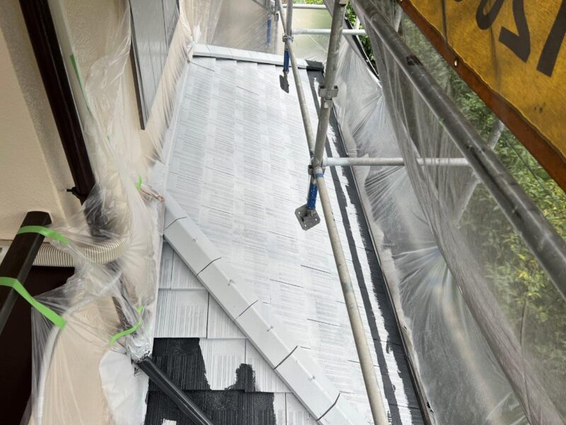 下屋根の下塗りの様子です。