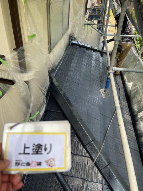 下屋根の吹付の様子です。