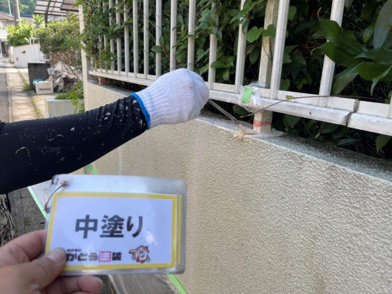 塀の中塗りの様子です。ムラが出来ないよう隅々まで塗装を行います。