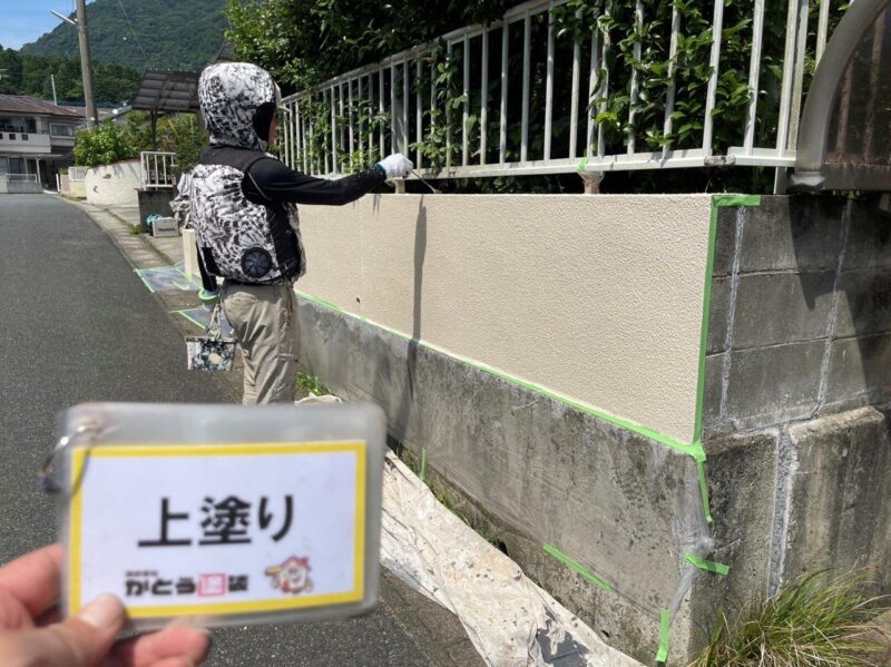 塀の上塗りの様子です。細部までしっかり塗装を行いました。
