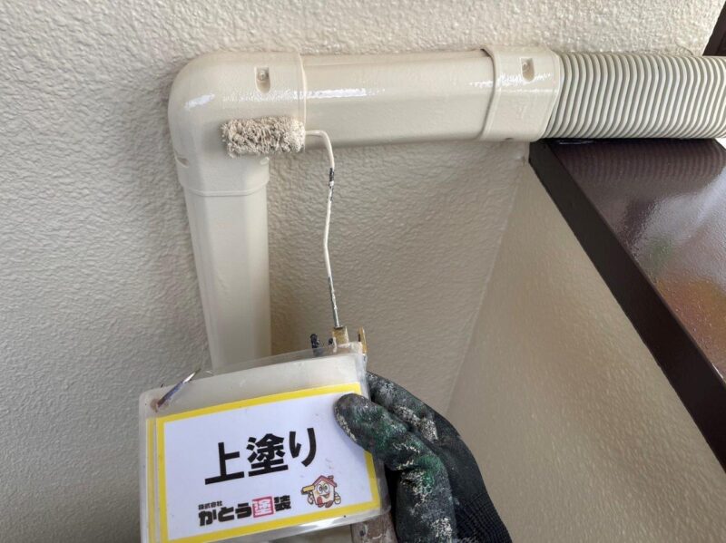 ホースカバーも壁と同色で塗装しています。