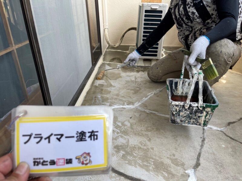 プライマーを塗布します。密着性を向上させるためです。