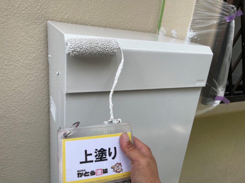 ダストシュートの上塗りの様子です。