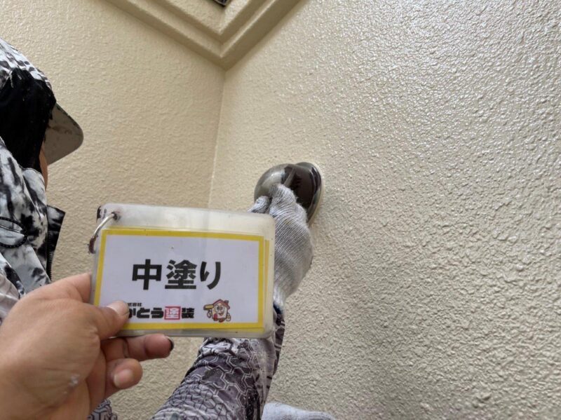 換気ダクトの中塗りの様子です。