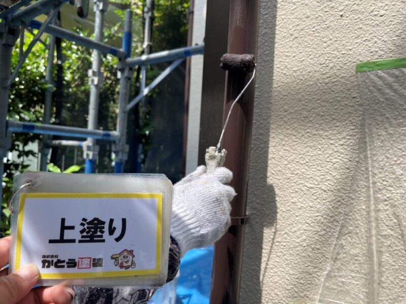 雨樋の上塗りの様子です。