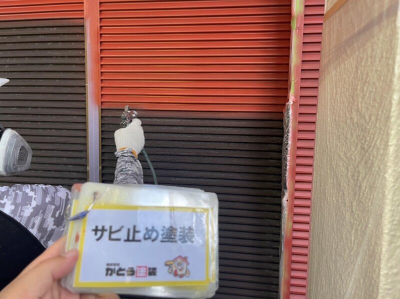 雨戸の下塗りはサビ止め効果のある塗料を使用しています。