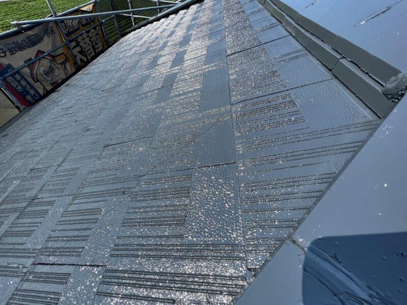 屋根瓦のアップのお写真です。艶がでてきらめいております。